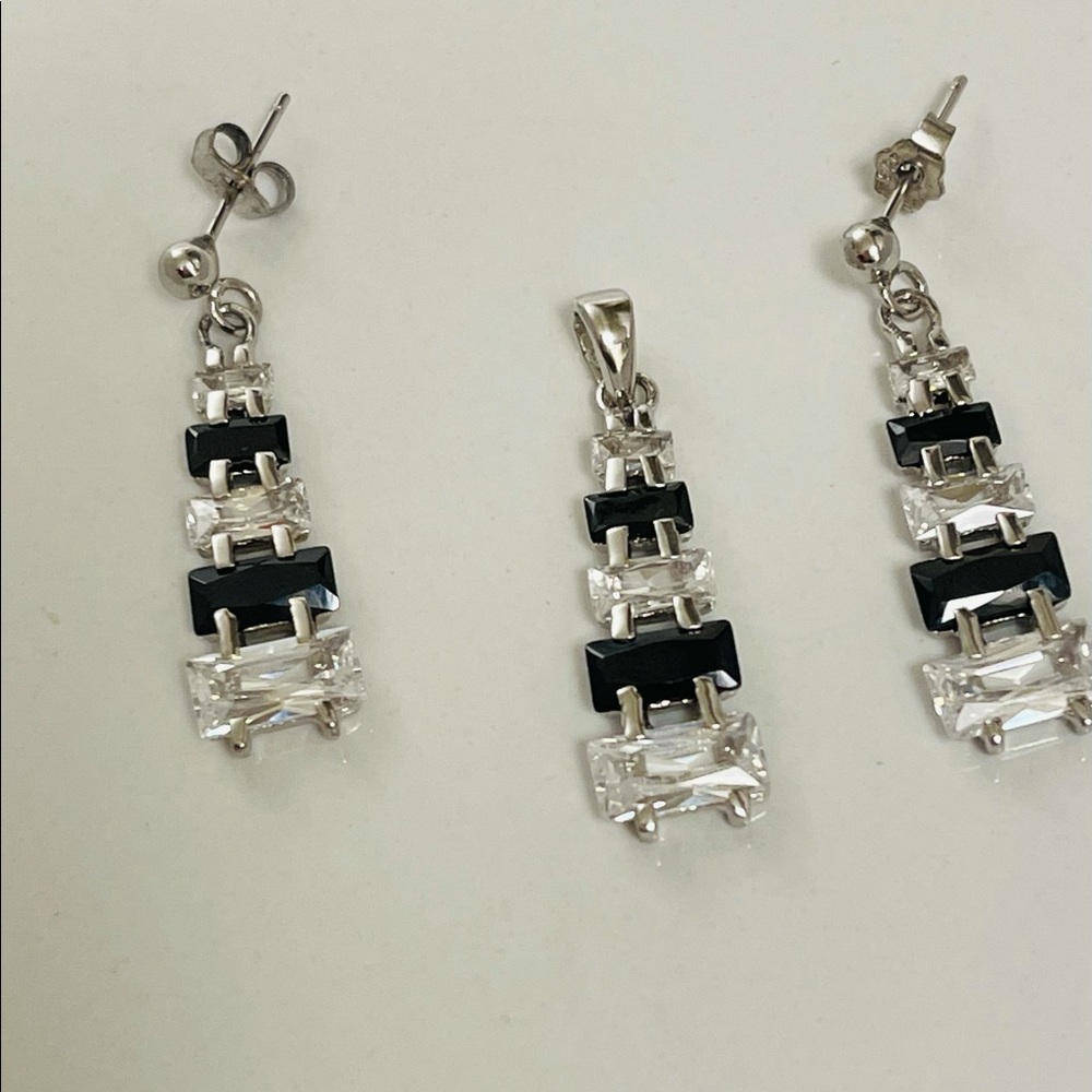 Sterling Silver Pendant Earrings Set.